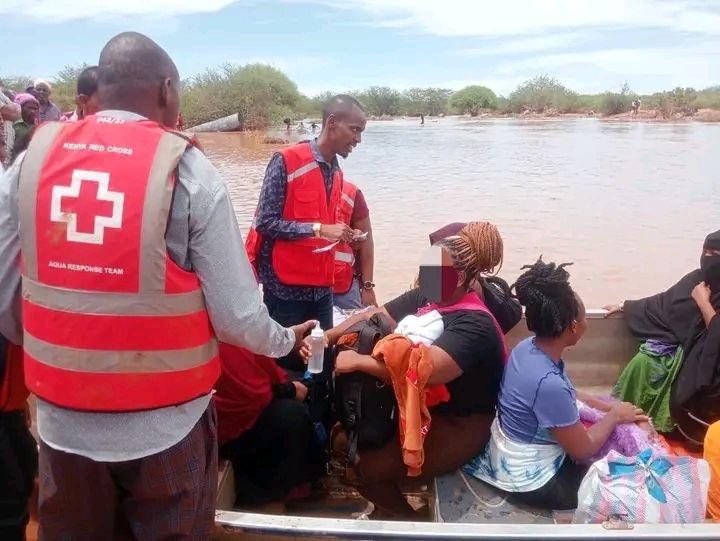 Kenya Red Cross rescues all 51 passagers on Board flood-swept Umma bus