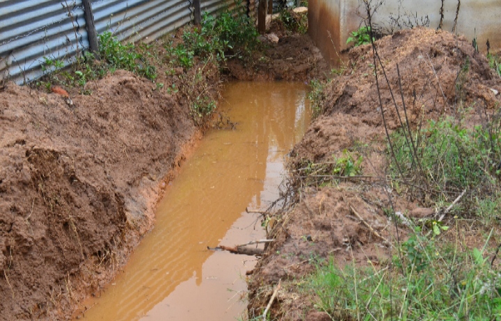Government shuts down mining sites after six people hospitalized