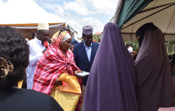 Tessie Musalia distributes food to the needy from Muslim community