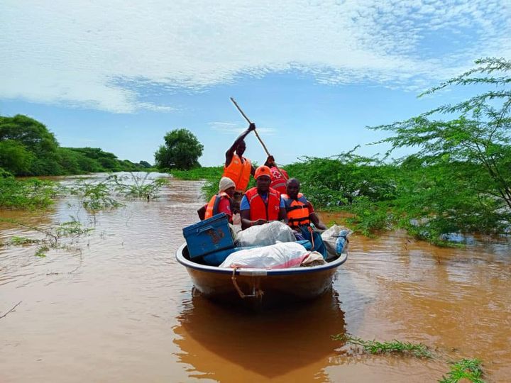 Kenya Red Cross rescuing people trapped by floods