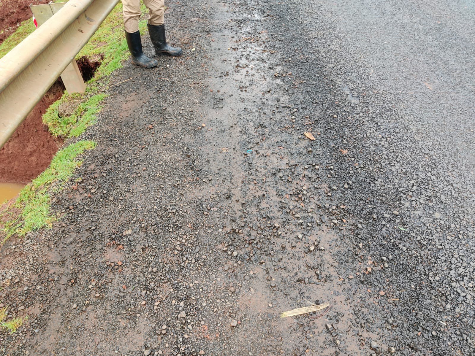 Part of the Edoret-Nakuru highway exhibiting signs of possible collapse
